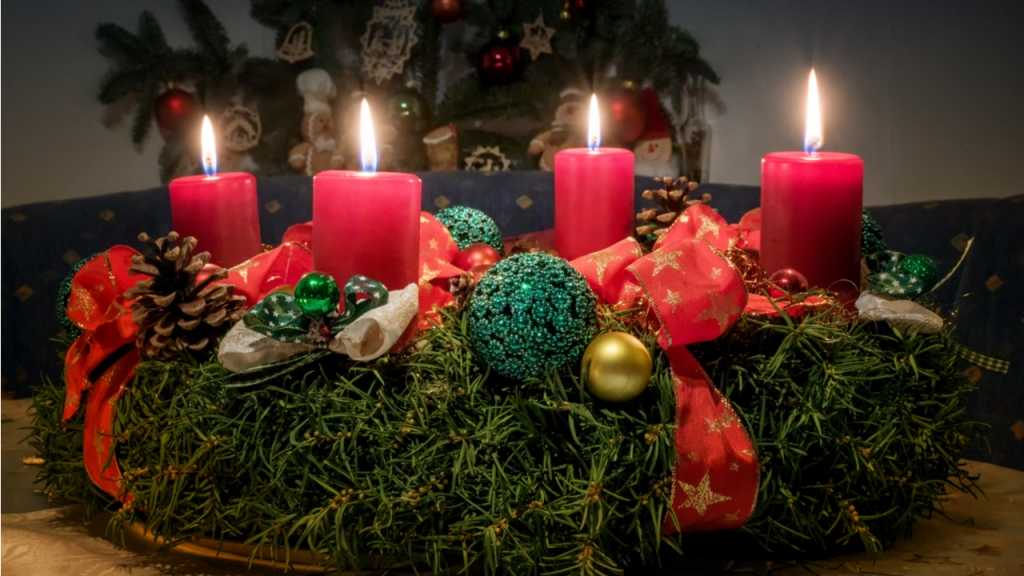 Für den traditionellen Adventskranz benötigt man dicke, rote Stumpenkerzen.