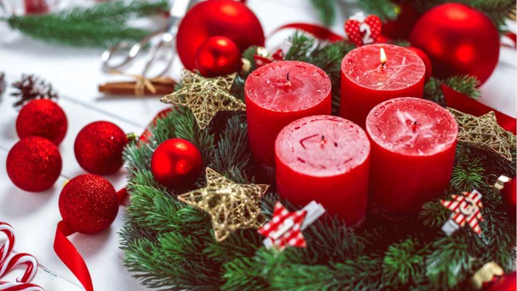 Der Adventskranz ist eine traditionelle Weihnachtsdeko für den Tisch.