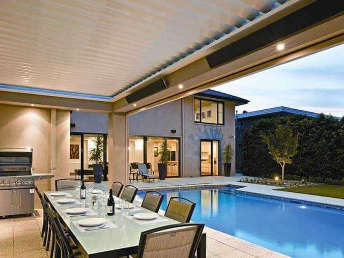 Ein Restaurant mit Pool und Außenkamin in Form einer Terassenüberdachung