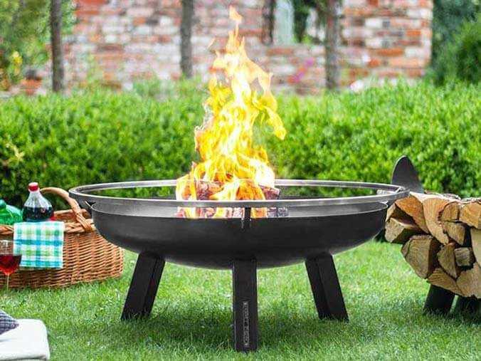 EIne brennende Feuerschale in einem Garten