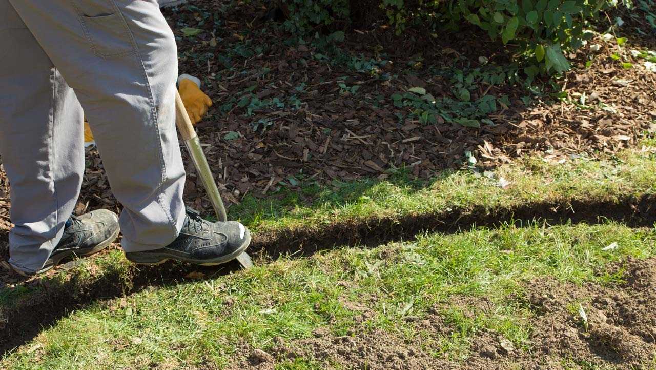 Graben für die Beeteinfassung ausheben