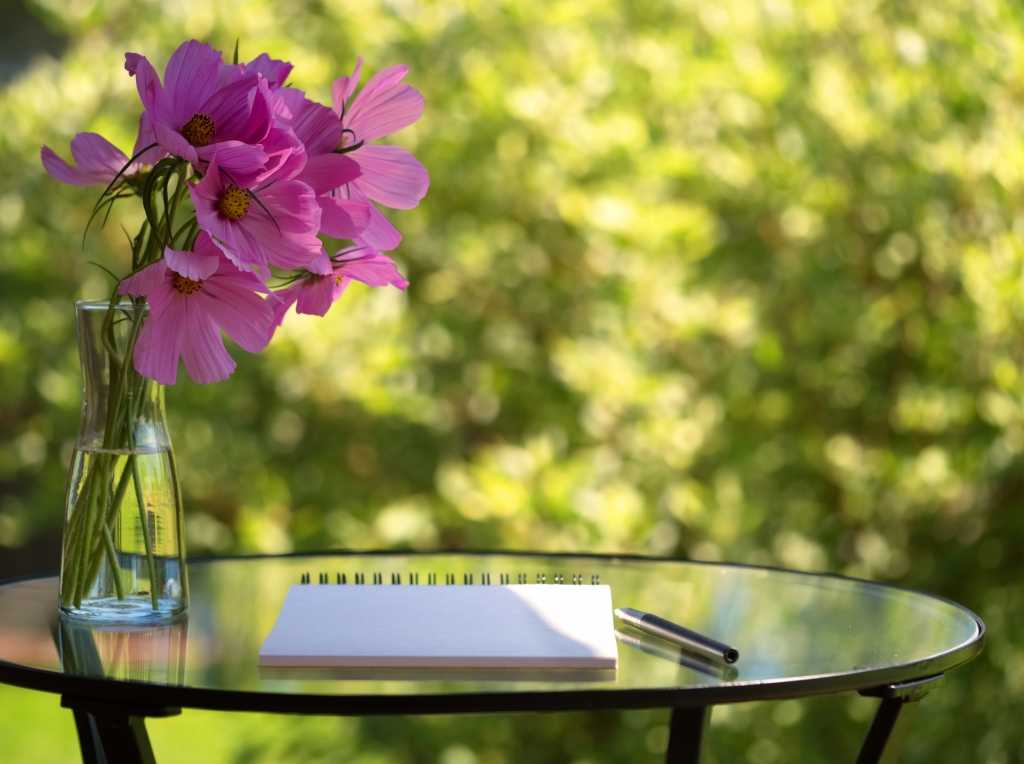 Beistelltisch Garten mit Block und Stift sowie Blumen