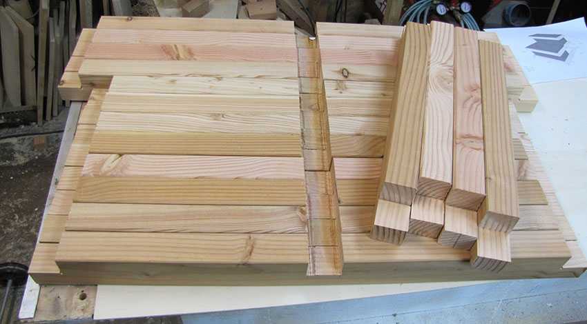 Stücke Holz auf dem Tisch