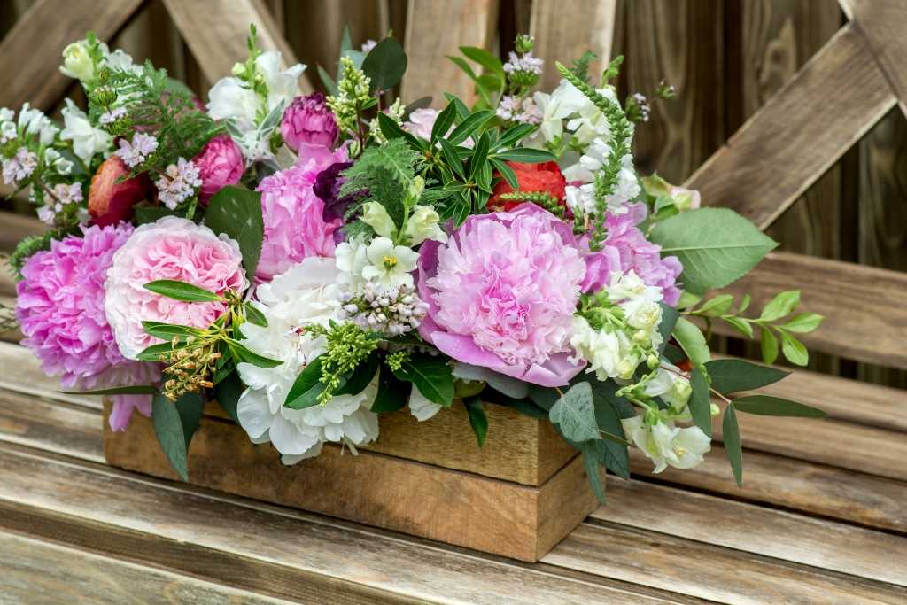 Blumen im Holzkasten