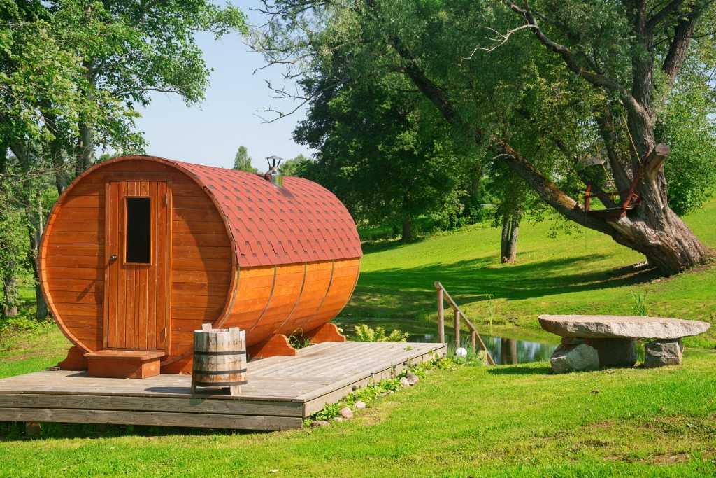 Fassauna im Grünen mit Erfrischungsbereich im Hintergrund