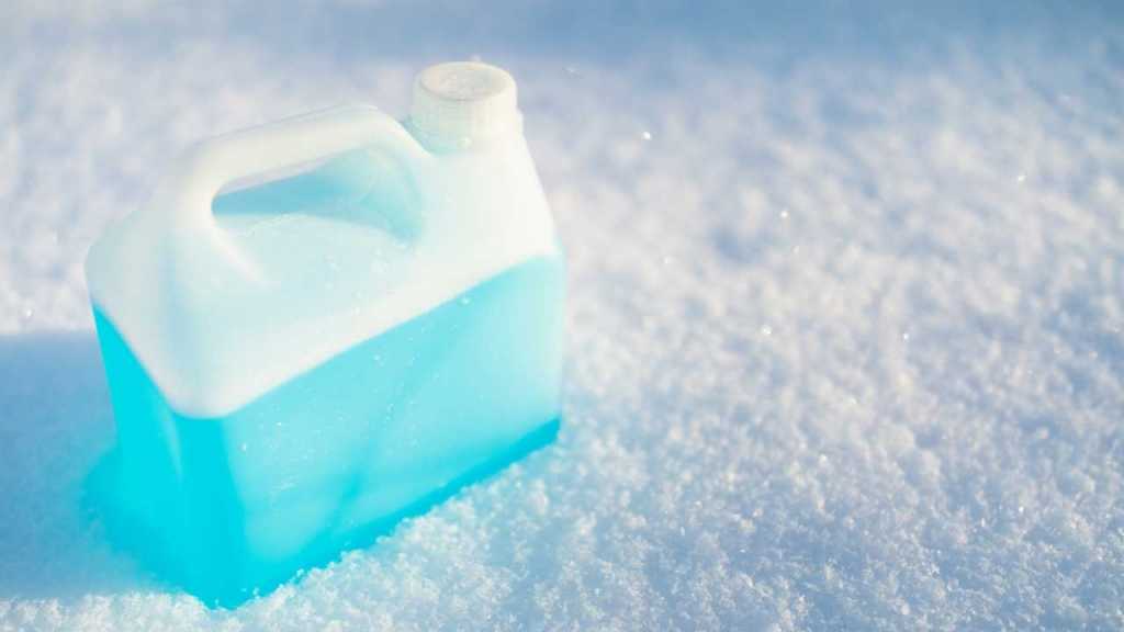Frostschutzmittel im Schnee
