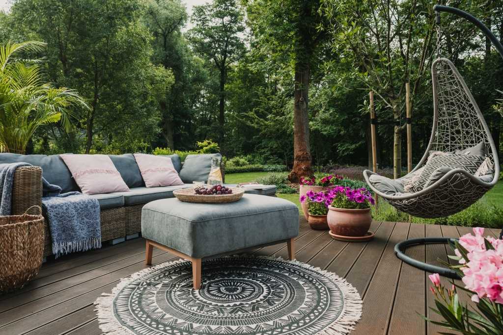 Gartenmöbel Garnitur im Grünen