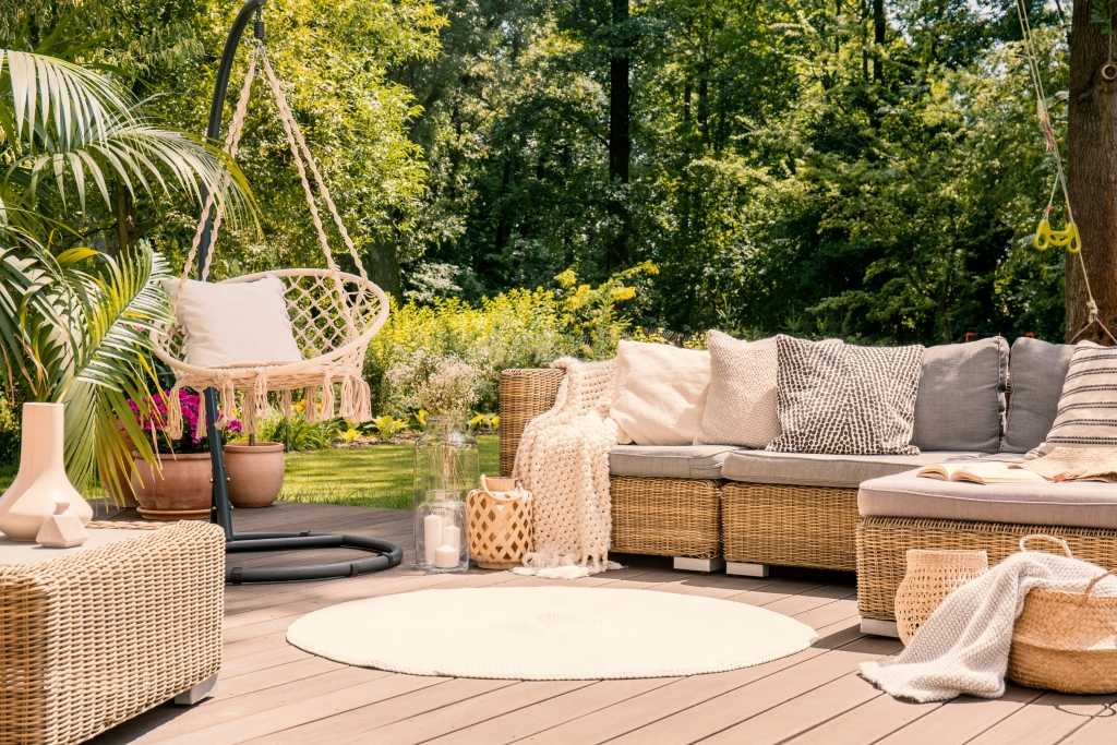 Terrasse mit Sitzmöglichkeiten und einem großen Gartensofa