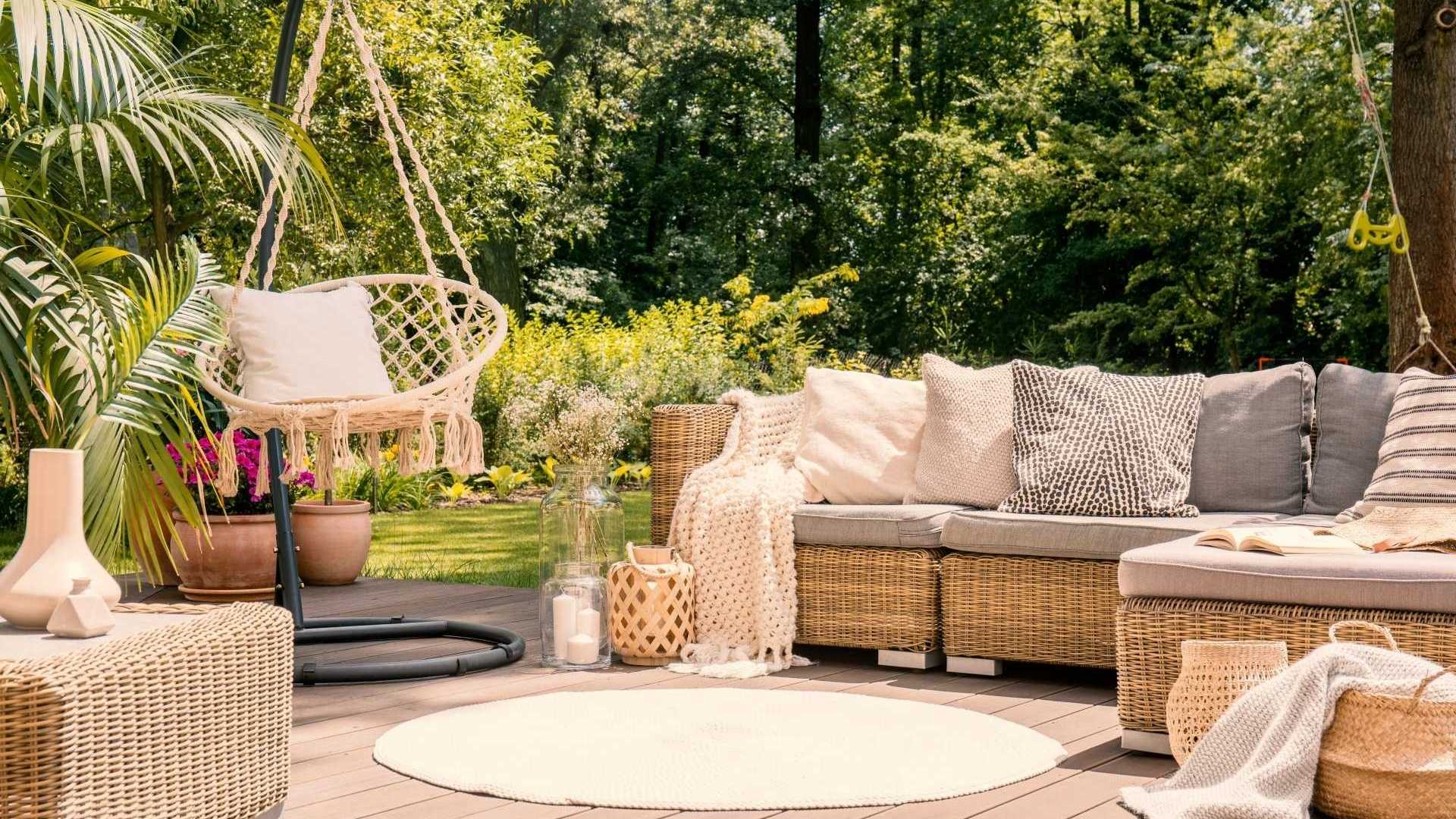 Terrasse mit Sitzmöglichkeiten und einem großen Gartensofa