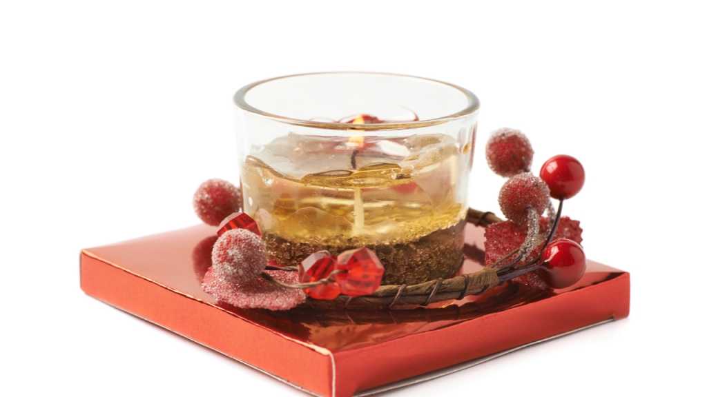 Gelkerzen in Glasgefässen sind eine faszinierende DIY Weihnachtsdeko Idee mit großer Wirkung.