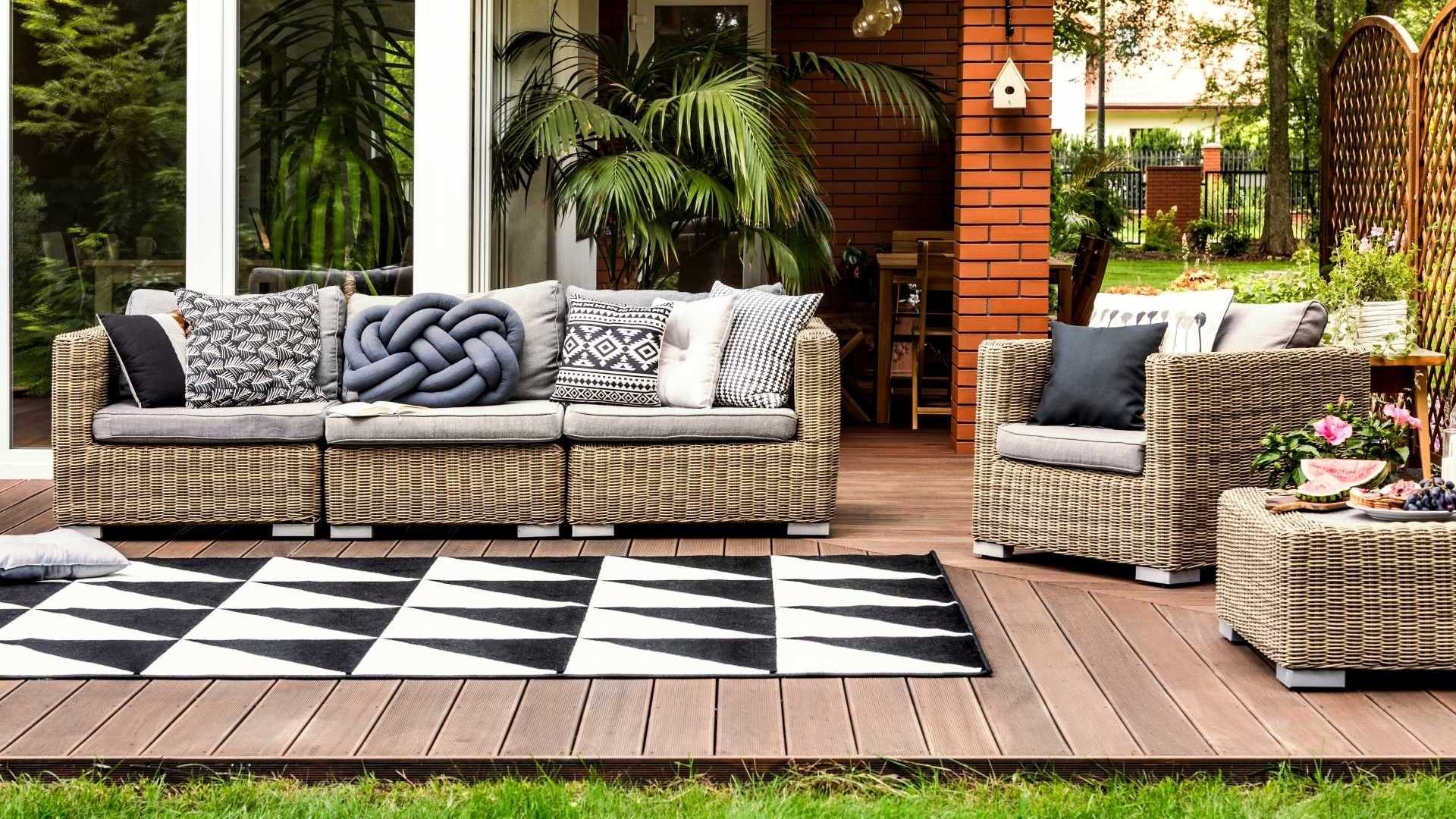 Gemütliche Terrasse mit Rattanmöbeln