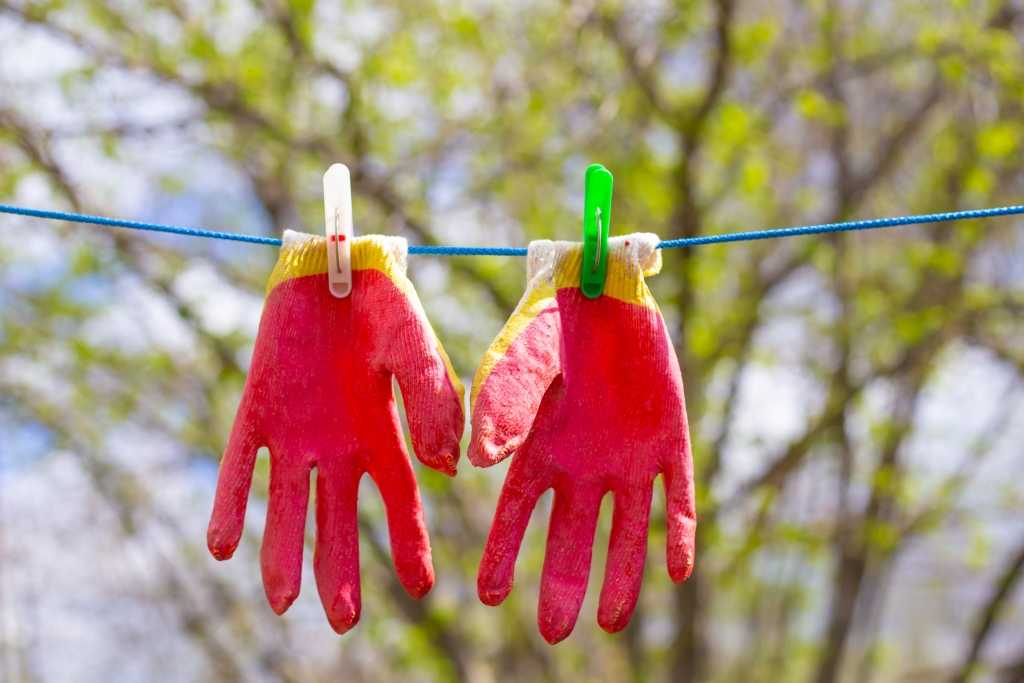 Gummiseile an welchen sich Handschuhe befinden
