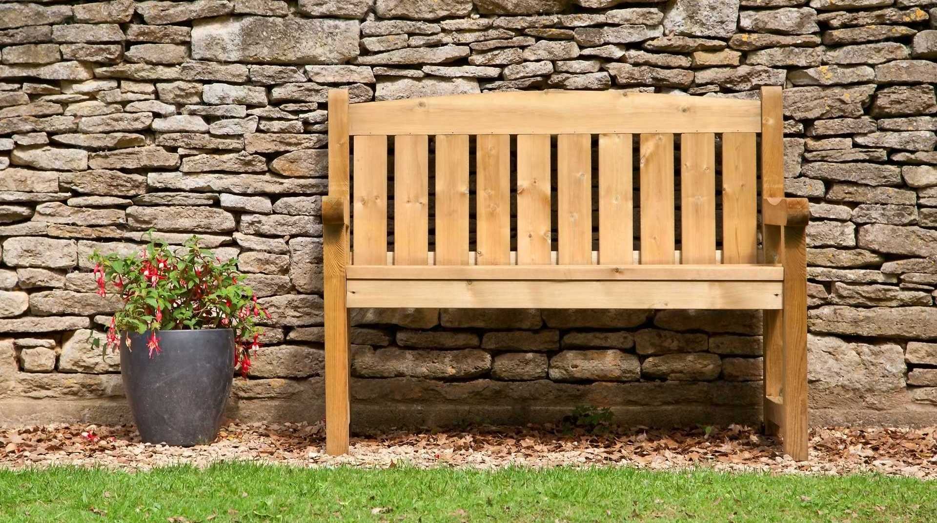 Holzbank im Garten