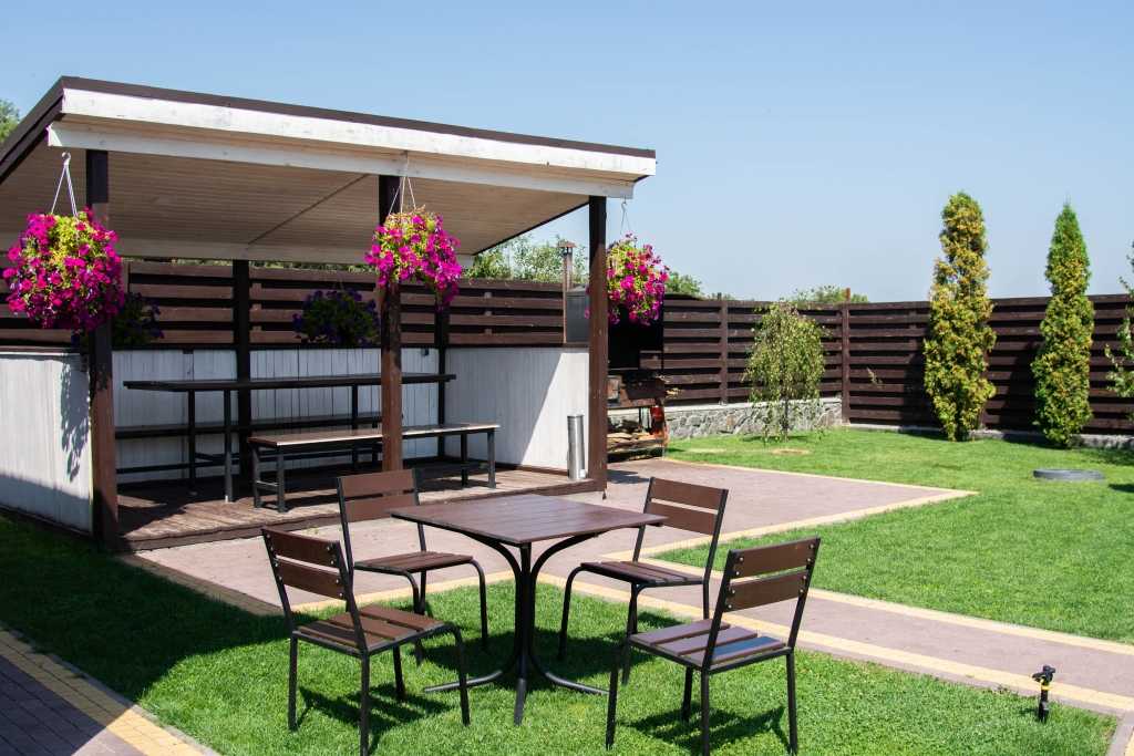 Ein Gartentraum mit Terrassenüberdachung für schattige Momente