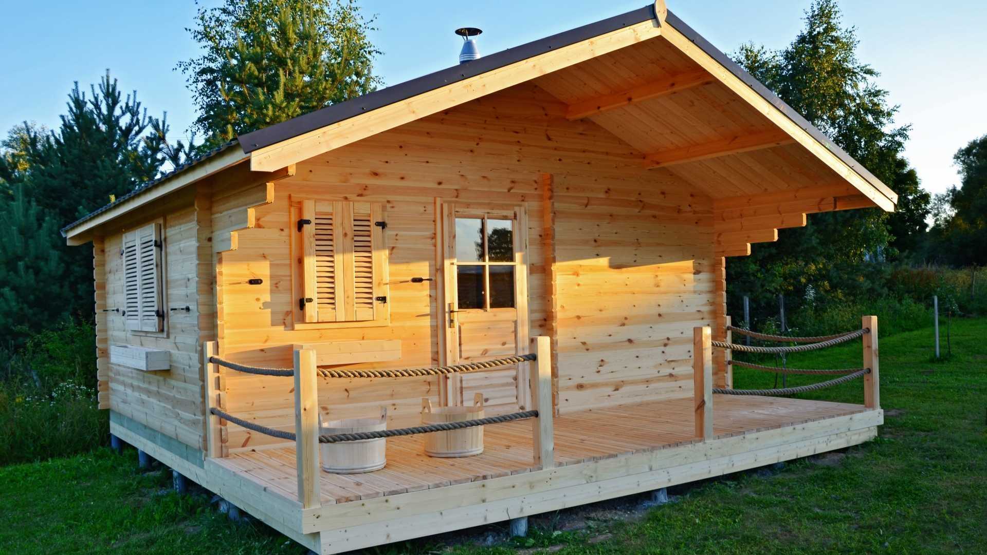 Sauna errichten auf Pfeilern im Grünbereich des Gartens aus massiven Holz.
