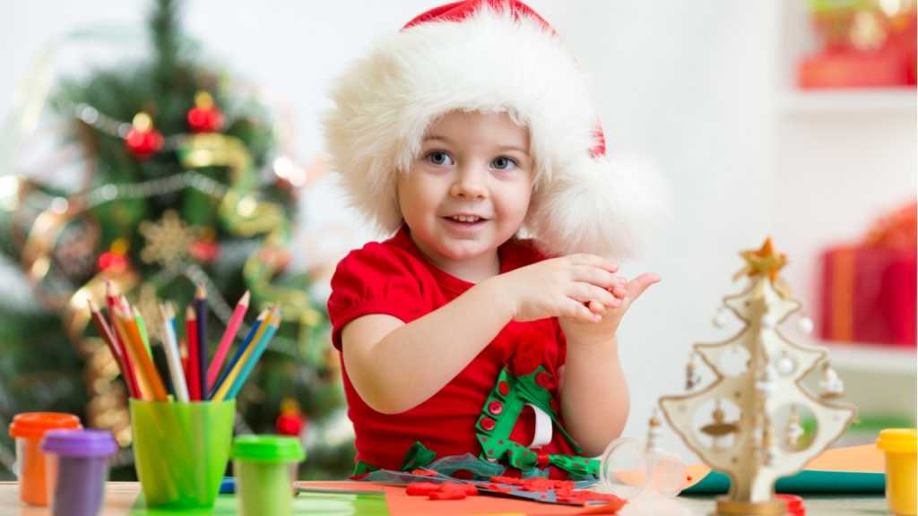 Kinder basteln gerne Weihnachtsdeko für den Tisch.