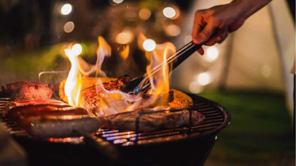 Der Kohlegrill bietet sich für das Grillvergnügen gut an.