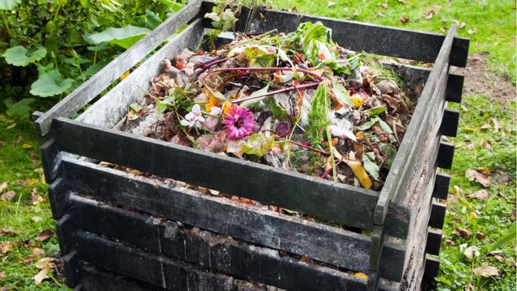 Komposthaufen nach der Gartenarbeit im Garten