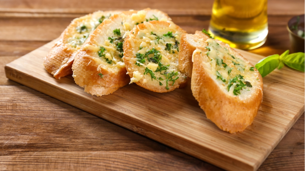 Baguettes mit selbstgemachter Kräuterbutter sollten beim Wintergrillen nicht fehlen.