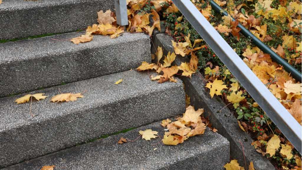 Aufgrund von Rutschgefahr muss das Laub von Wegen und Treppen entfernt werden.