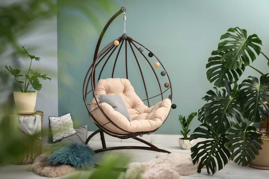 Die Monstera Deliciosa zu den beliebtesten Zimmerpflanzen überhaupt und sieht in den meisten Zimmern wunderschön aus.
