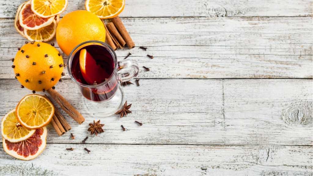 Orangen und Gewürznelken duften nach Weihnachten.