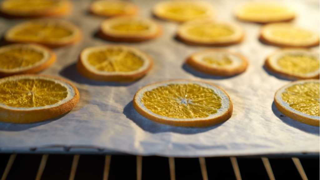 Orangenketten als Christbaumschmuck sind eine tolle DIY Weihnachtsdeko Idee.