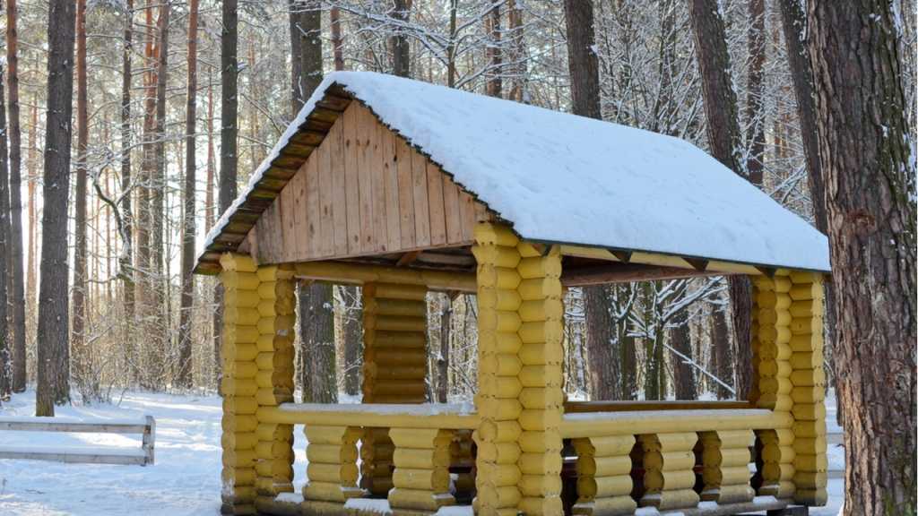 Der Grillabend im Winter kann in einem Zelt oder Pavillon stattfinden.