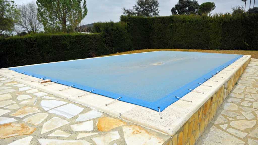 Pool mit Abdeckung
