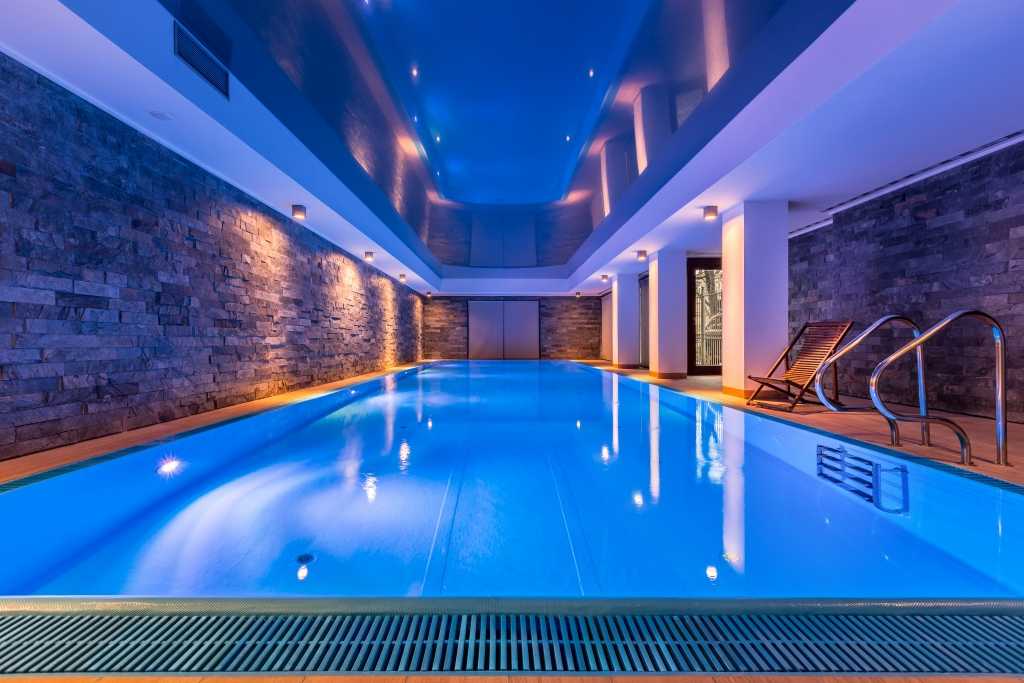 Poolbeleuchtung am Abend im Inneren