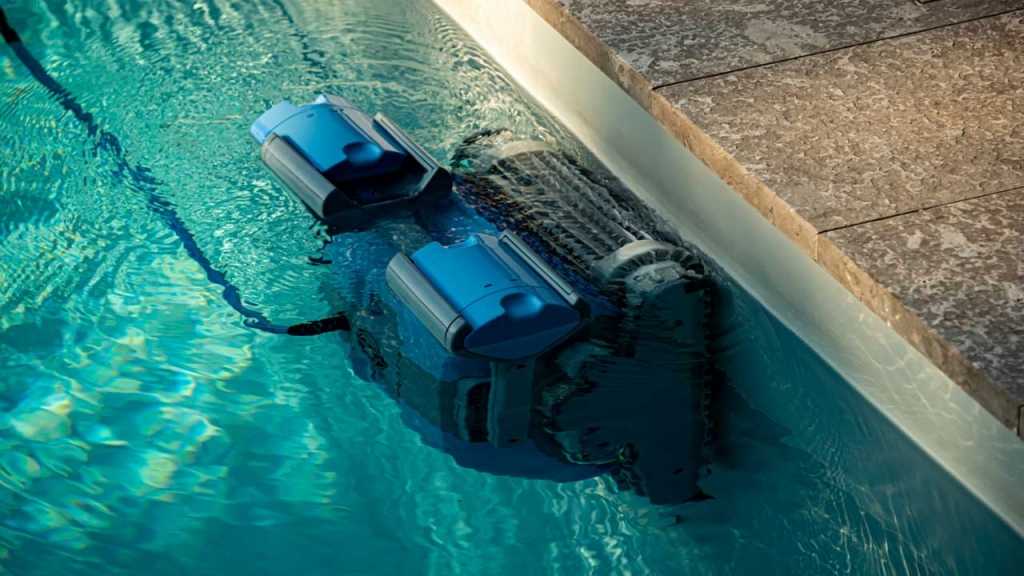 Poolreinigungsroboter an der Poolwand