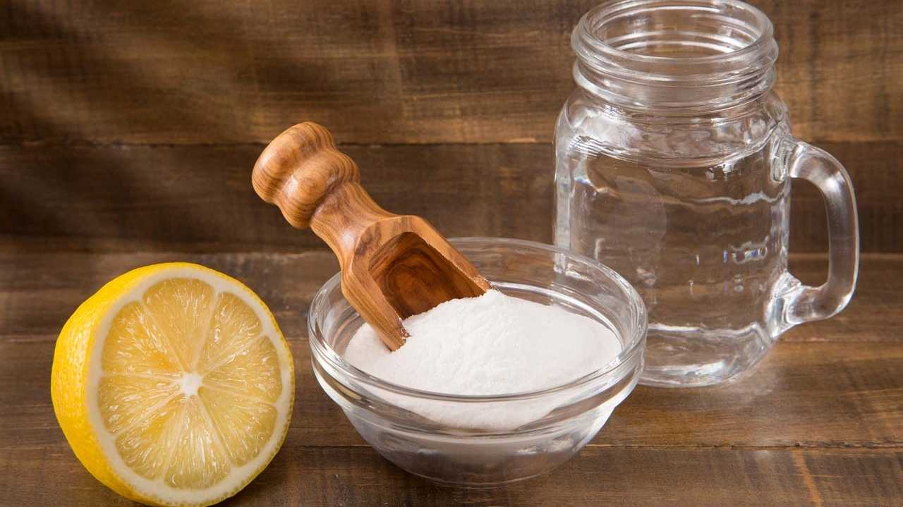 Zitrone, Salz und Wasser auf dem Tisch