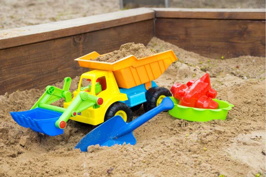 Ein Sandkasten mit buntem Spielzeug