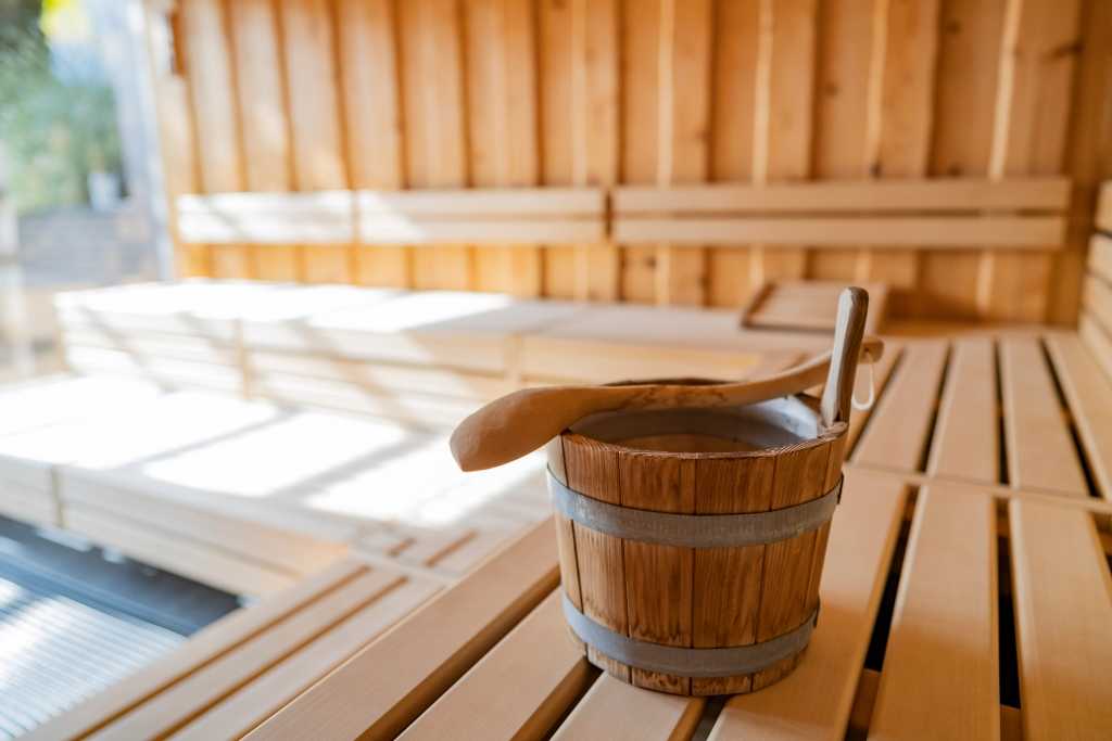 Sauna Aufguss Eimer im Innenbereich der Sauna im Garten