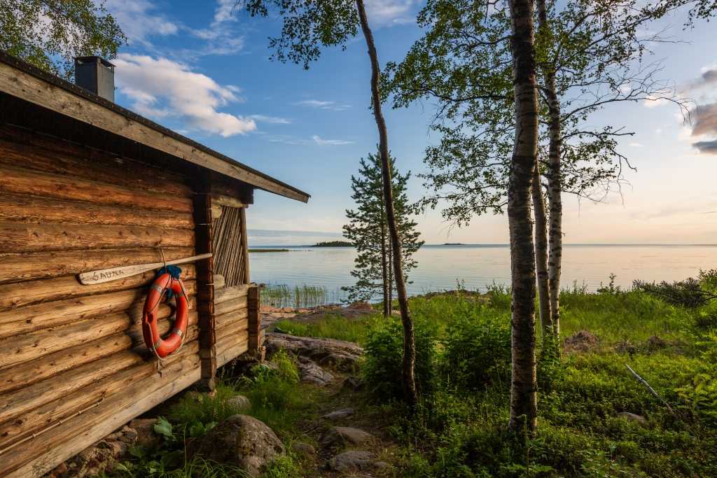 Sauna im Außenbereich mit Blick auf den See.