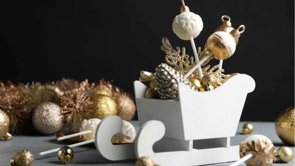Eine bezaubernde Weihnachtsdeko-Idee ist Mini-Spielzeug auf dem Tisch.