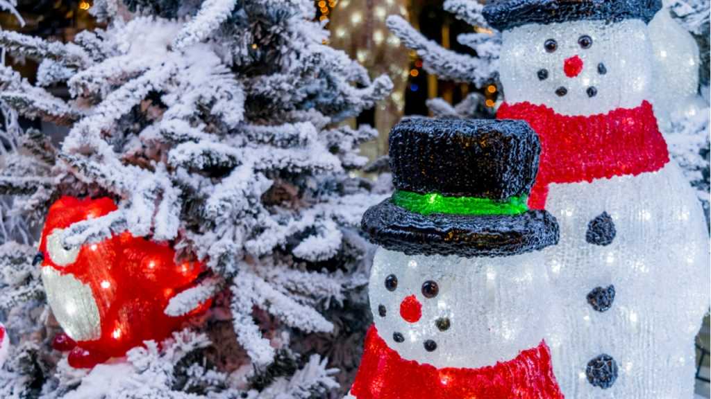 LED-Schneemänner sind eine stimmungsvolle Weihnachtsdeko für draußen.