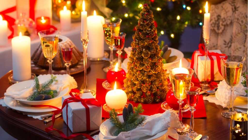 Das Tisch dekorieren mit Servietten falten gehört zum Weihnachtsabend dazu.