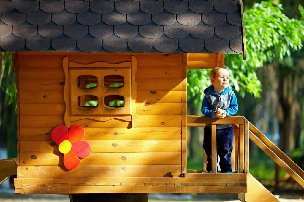Kleiner Junge im Gartenhaus