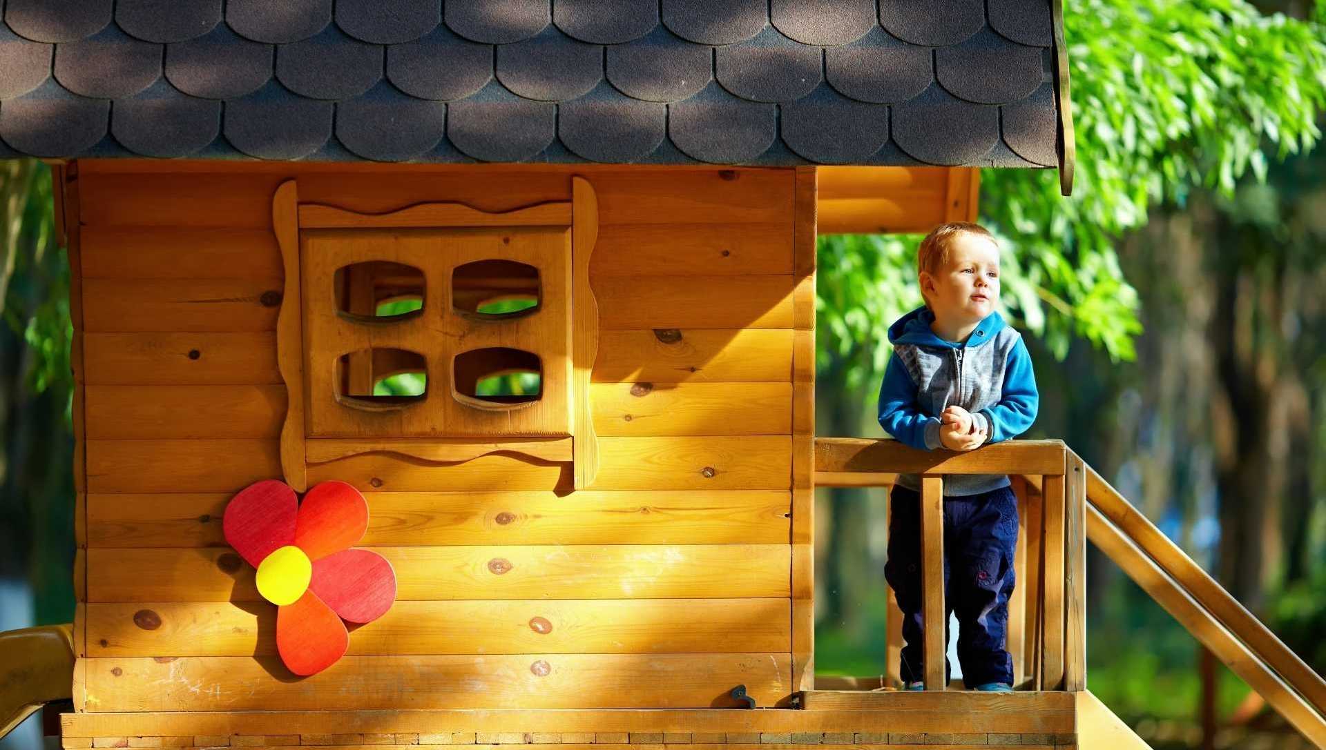 Kleiner Junge im Gartenhaus
