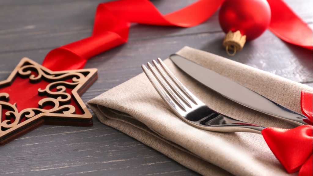 Servietten aus Stoff verleihen dem Tisch weihnachtliche Eleganz.