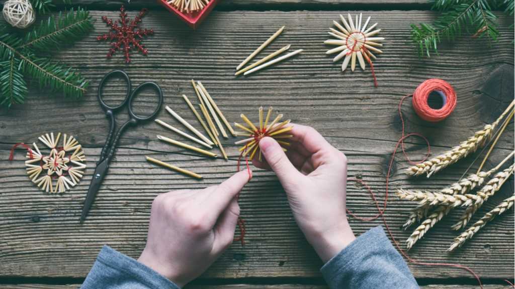 Sterne basteln aus Stroh macht viel Freude und stimmt auf die Adventszeit ein.
