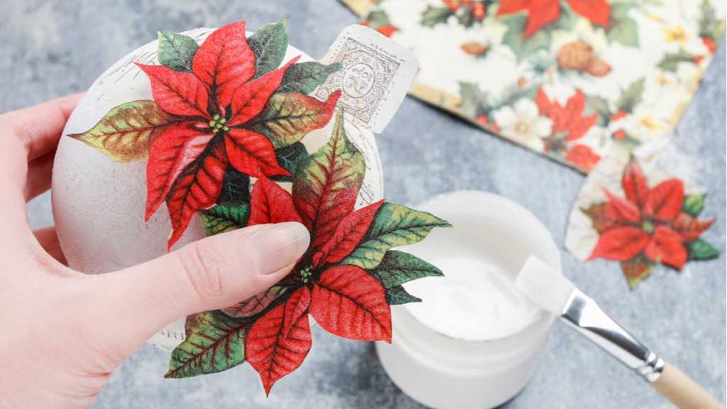 Styroporkugeln mit festlichem Motiv sind ein toller Weihnachtsschmuck.