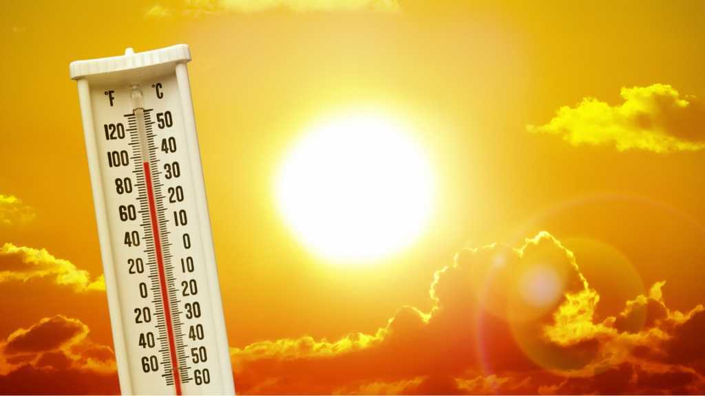 Thermometer vor Abendhimmel