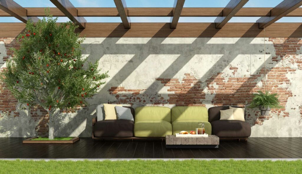 Ein Terrassendach mit Glas spendet hervorragend Schatten, um darunter auf dem Sitzmobiliar zu entspannen.