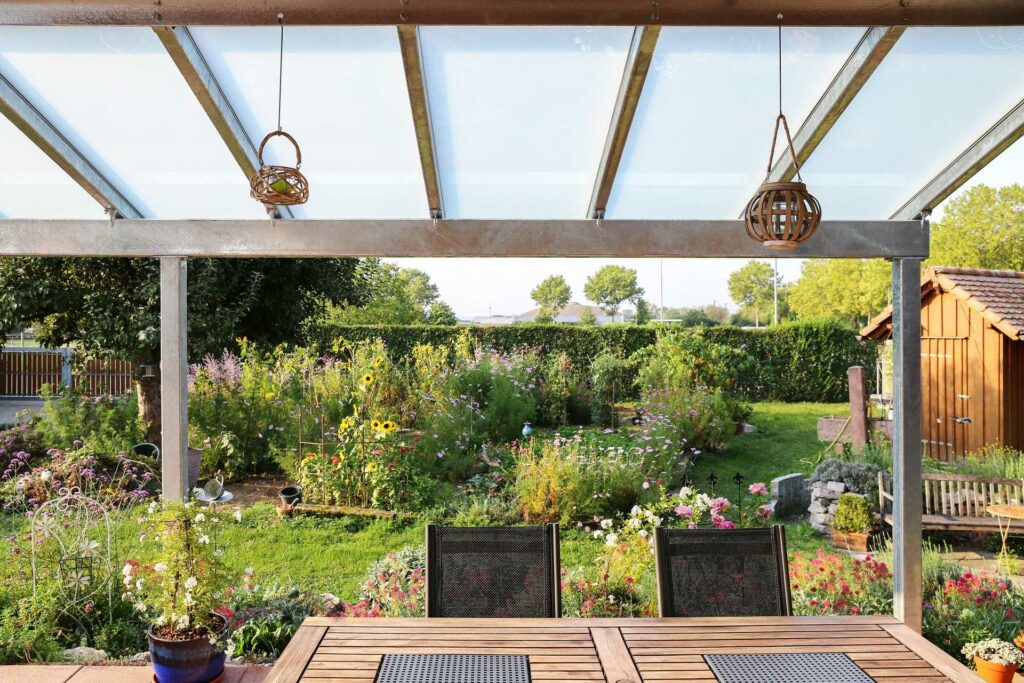 Terrassenüberdachung mit Glasdach mit Blick in den Garten