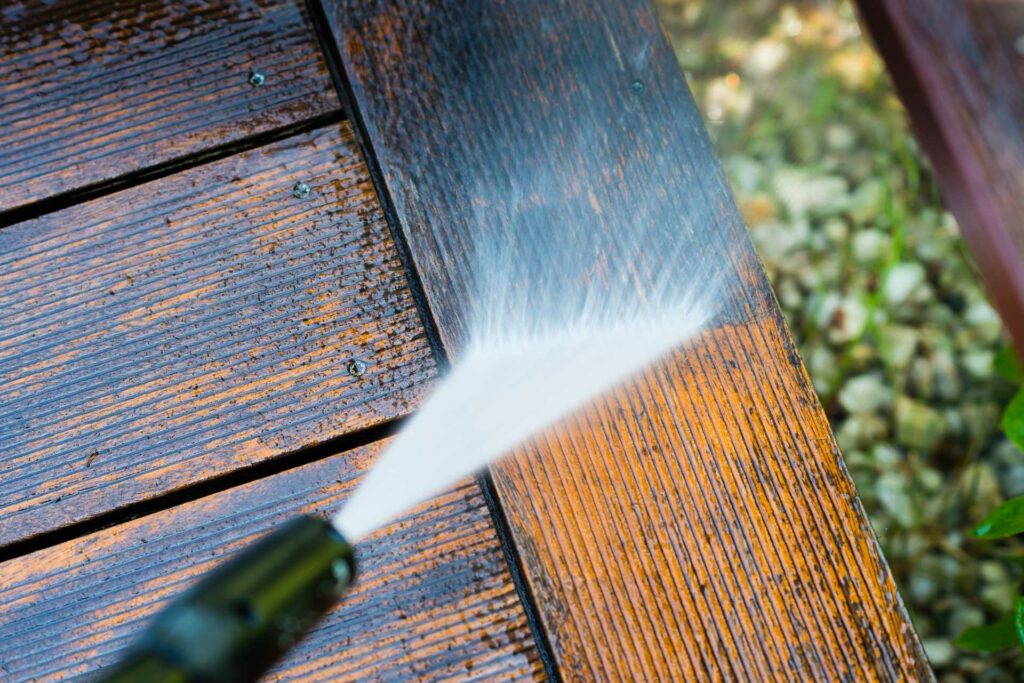 Holz wird mit Kärcher abgespült