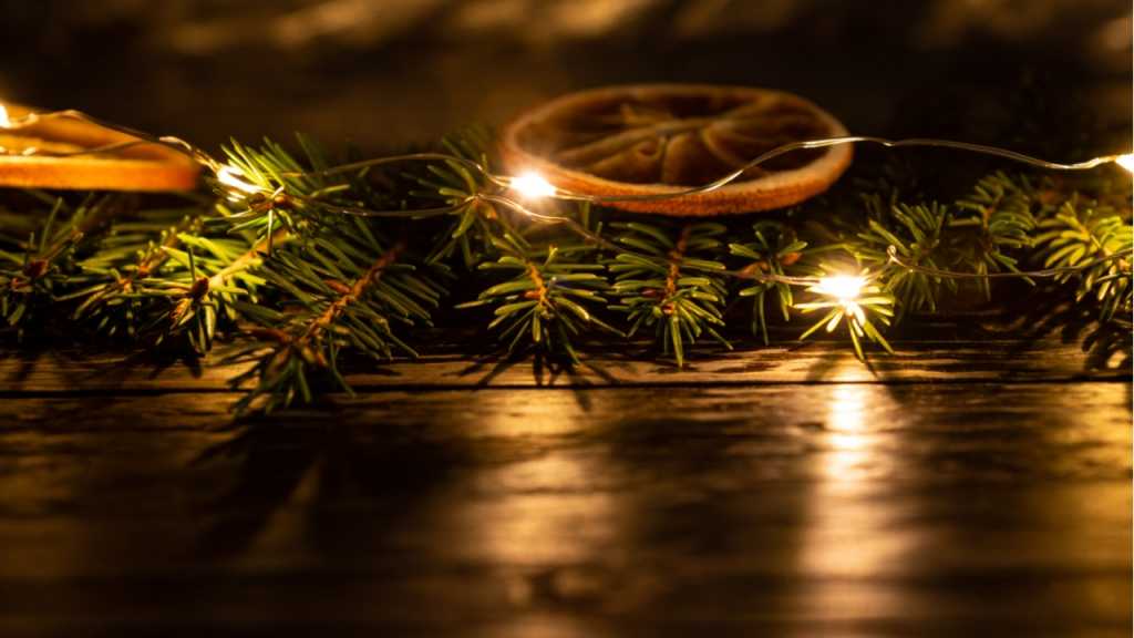 Indirekte Beleuchtung durch eine Lichterkette am Tisch, sorgt für eine besinnliche Stimmung.
