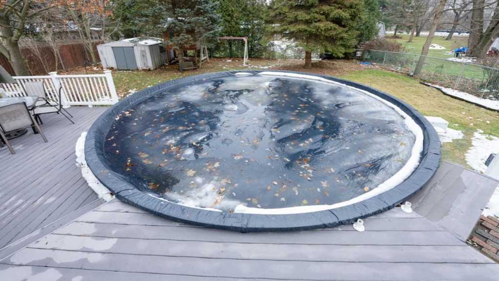 Pool mit Abdeckung im Winter