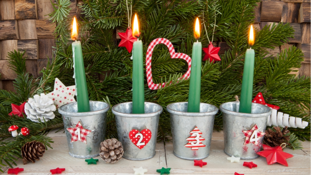 Mit Steckschwamm und Töpfchen entsteht ein moderner Adventskranz.